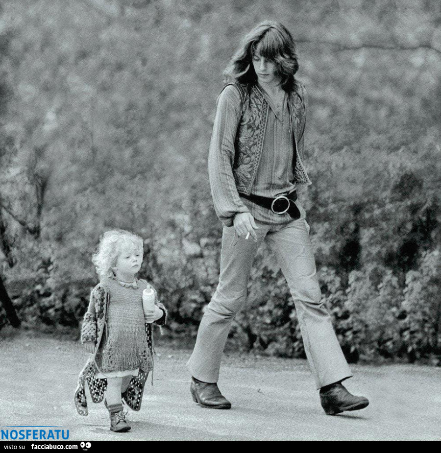 Papà hippie che cammina con sua figlia, Amsterdam, 1967. Foto di Toni Riera
