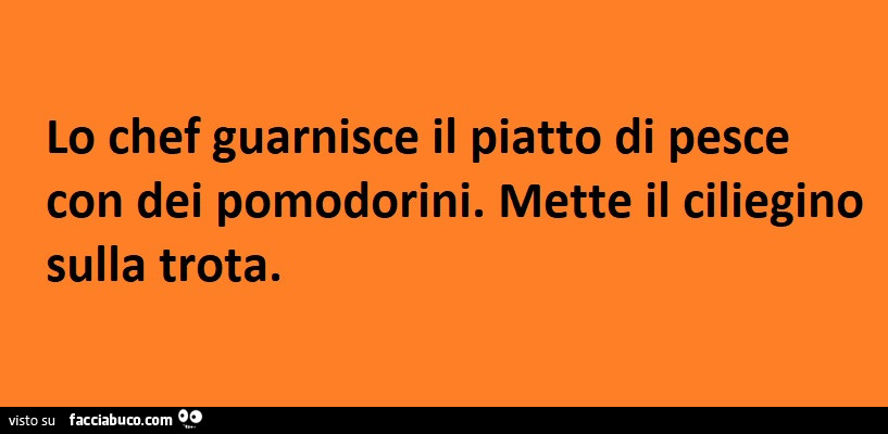 Lo chef guarnisce il piatto di pesce con dei pomodorini. Mette il ciliegino sulla trota