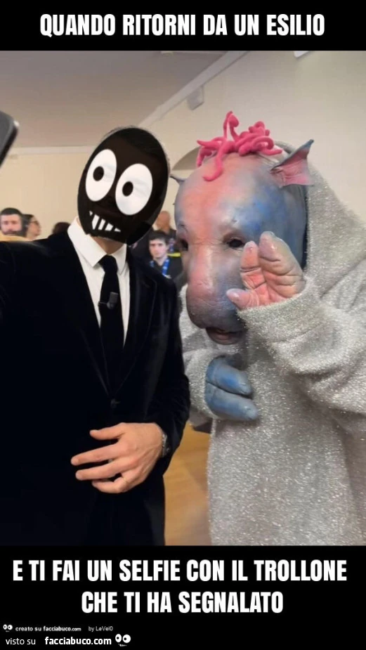 Quando ritorni da un esilio e ti fai un selfie con il trollone che ti ha segnalato