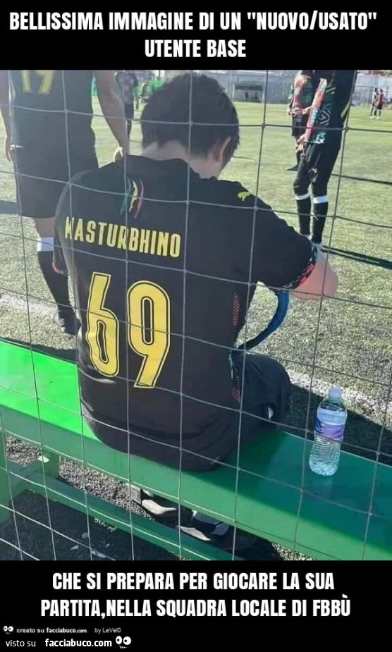 Bellissima immagine di un "nuovo/usato" utente base che si prepara per giocare la sua partita, nella squadra locale di fbbรน