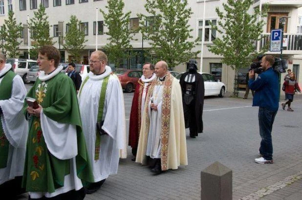 Processione con intruso