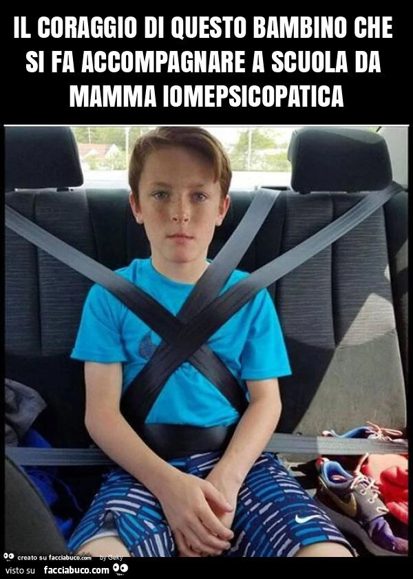 Il coraggio di questo bambino che si fa accompagnare a scuola da mamma iomepsicopatica
