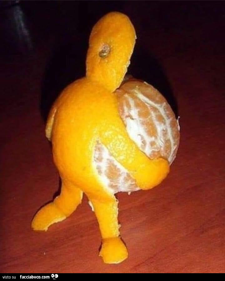 L'omino della buccia porta via il mandarino