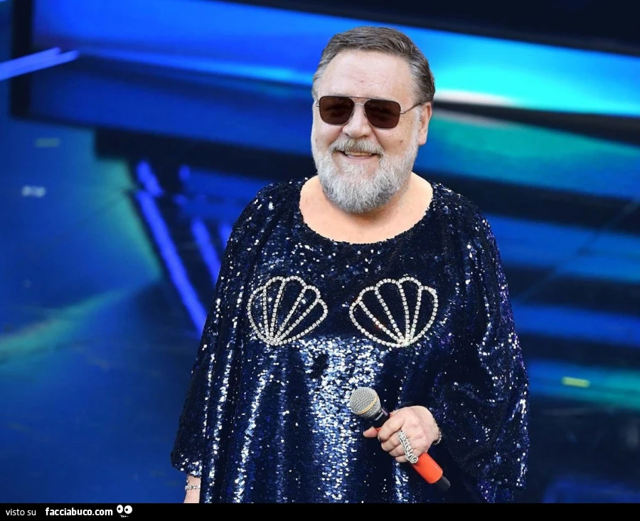 Russel Crow travestito da Orietta Berti
