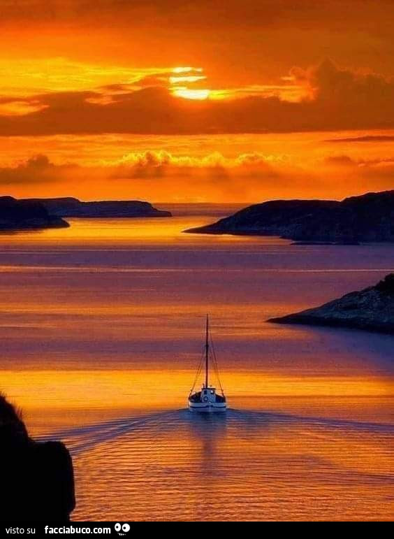 Piccola barca al tramonto