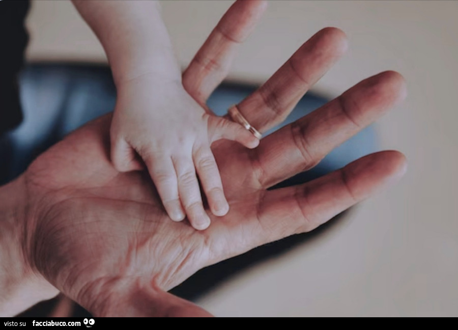 La mano di un bambino