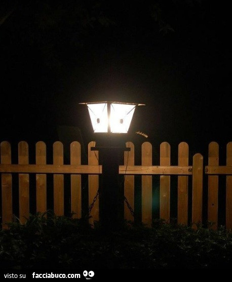Piccolo lampione in giardino