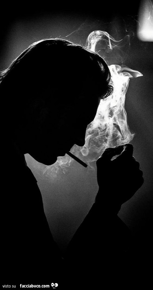 Uomo che fuma una sigaretta