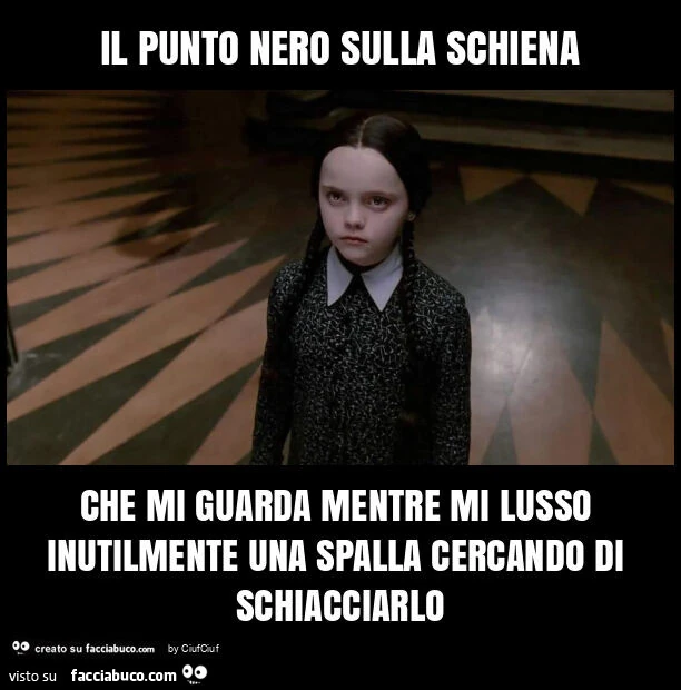Il punto nero sulla schiena che mi guarda mentre mi lusso inutilmente una spalla cercando di schiacciarlo