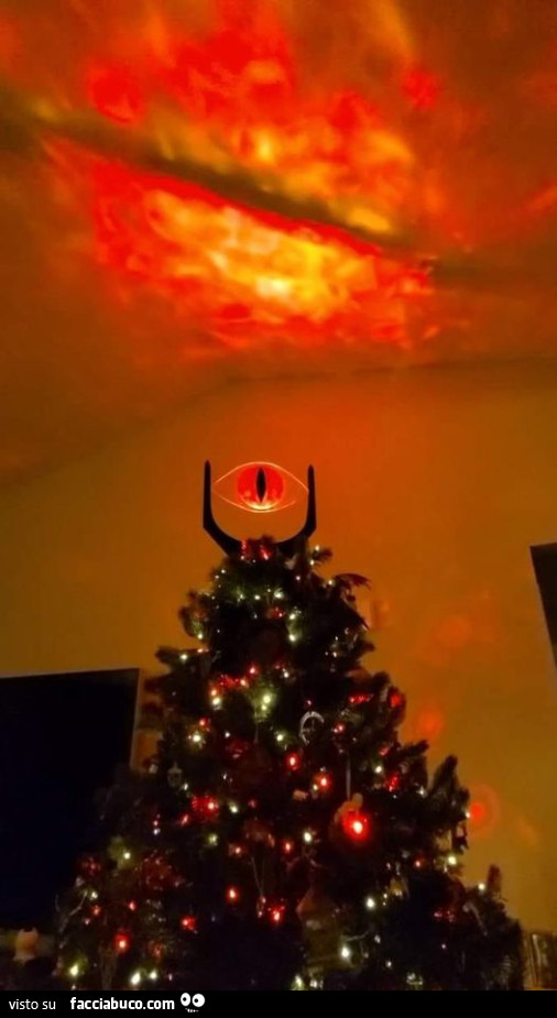 Occhio di Sauron sull'albero di natale