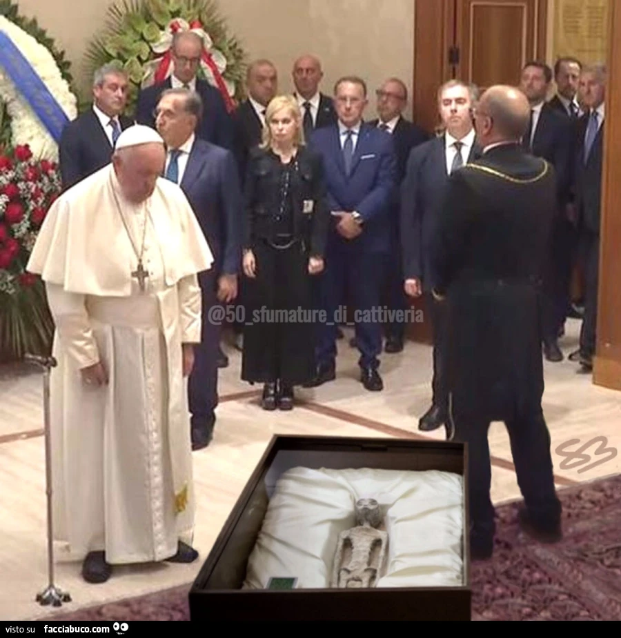 Papa Francesco in raccoglimento davanti alla salma di Napolitano