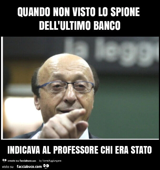 Quando non visto lo spione dell'ultimo banco indicava al professore chi era stato