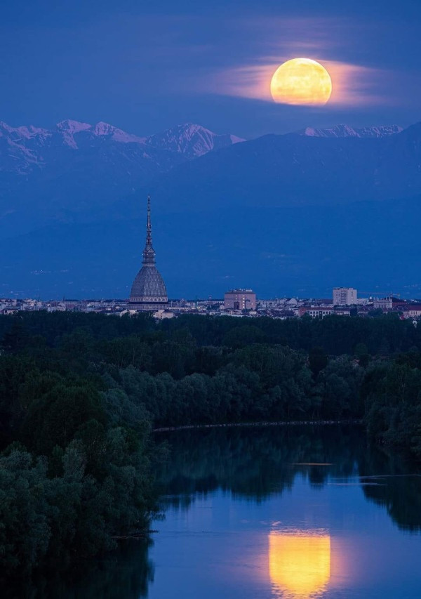 La luna, le Alpi e Torino