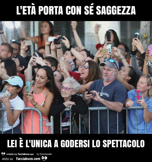 L'età porta con sé saggezza lei è l'unica a godersi lo spettacolo