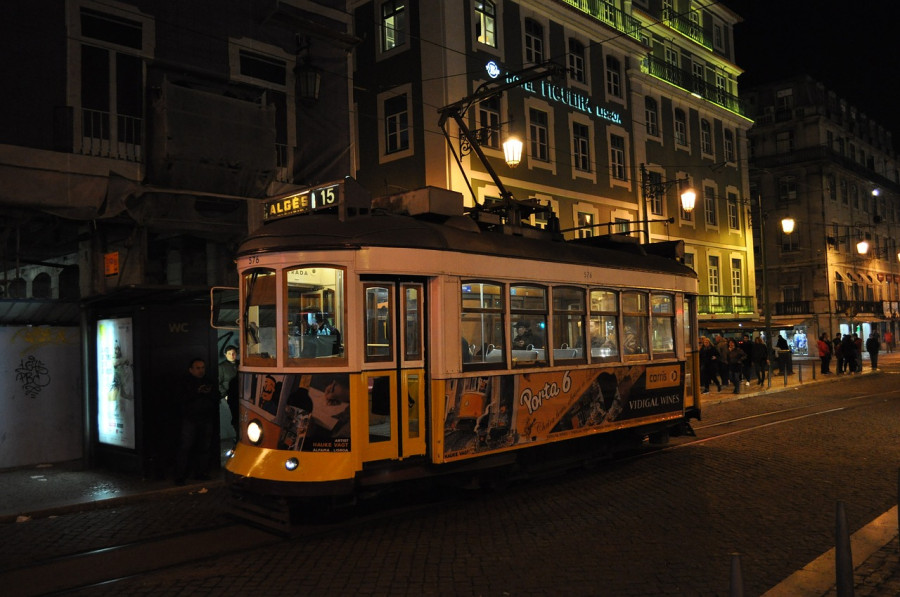 Tram a Lisbona di notte